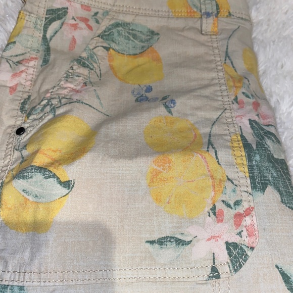 Chico cargo style capri lemon pattern with roll up option - Picture 11 of 11